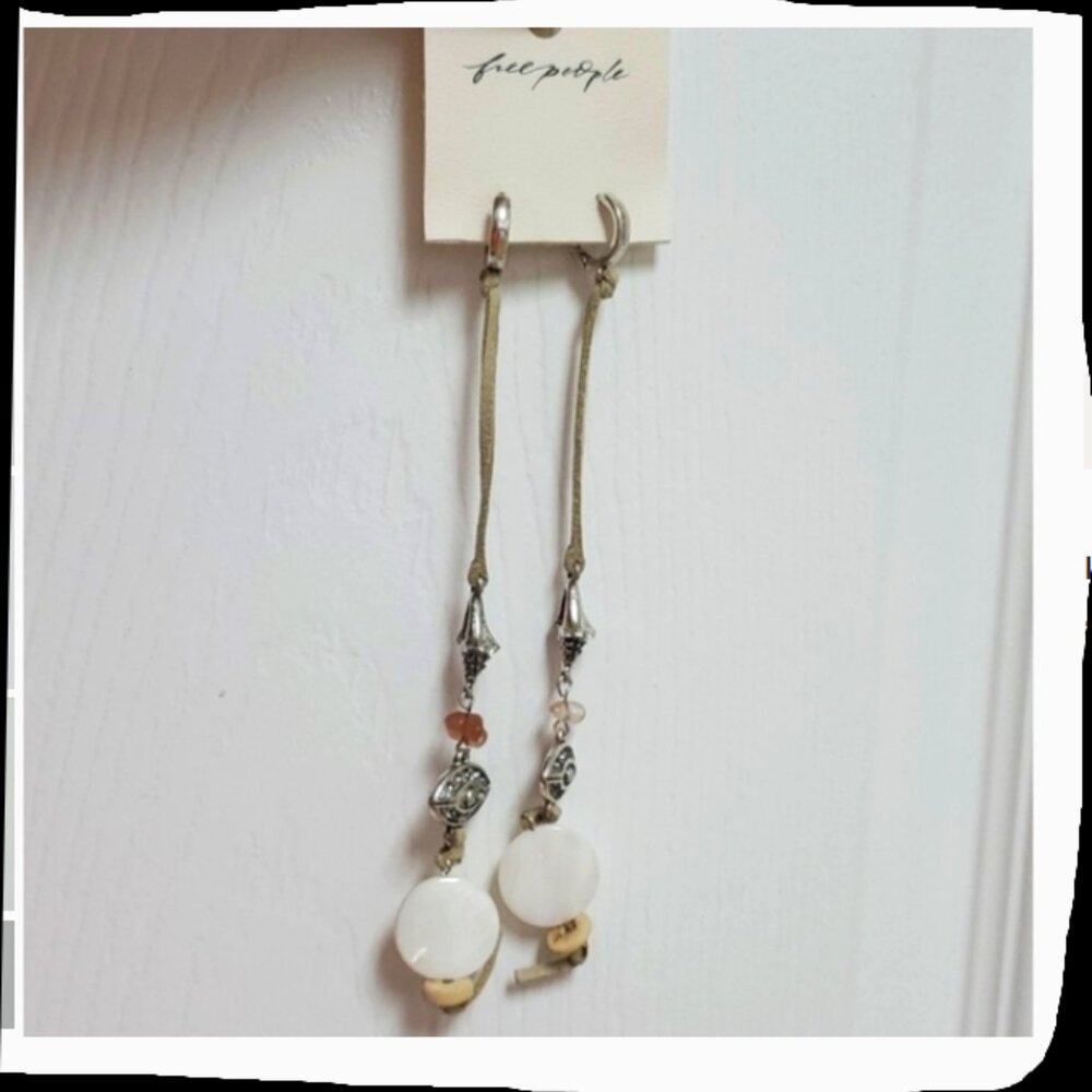 Free People “Treasure Dangles” – Mother of Pearl – Boho Luxe Earrings – Like New - Picture 5 of 9